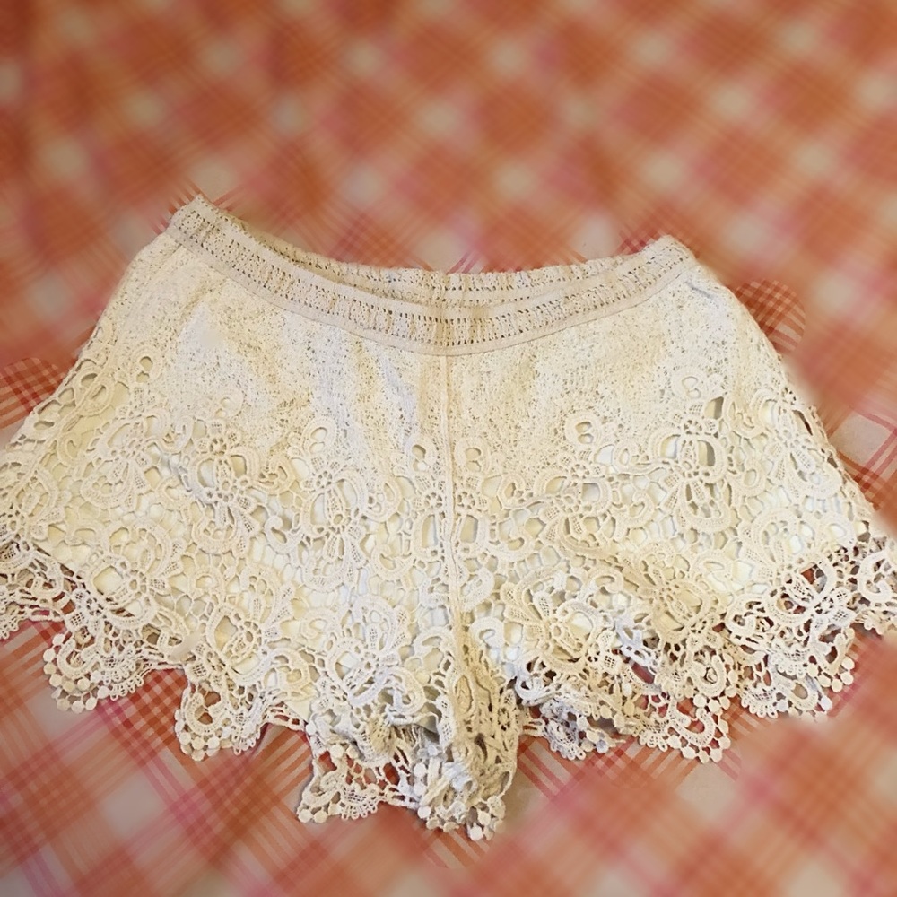 Shorts with crochet details